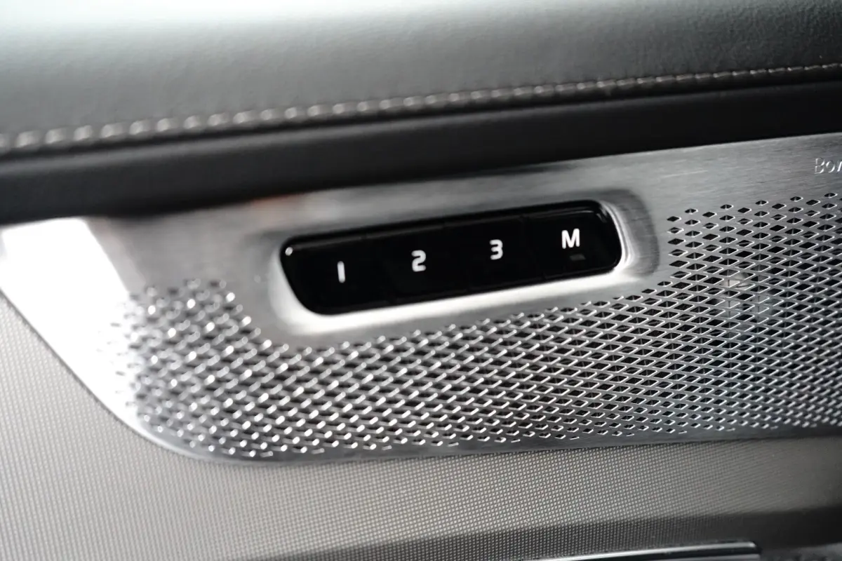 2.0 T8 Plug-in hybrid AWD Ultra Black Edition | Luchtvering | Bowers&Wilkins | Trekhaak | Massage/ventilatie | 22" Velgen