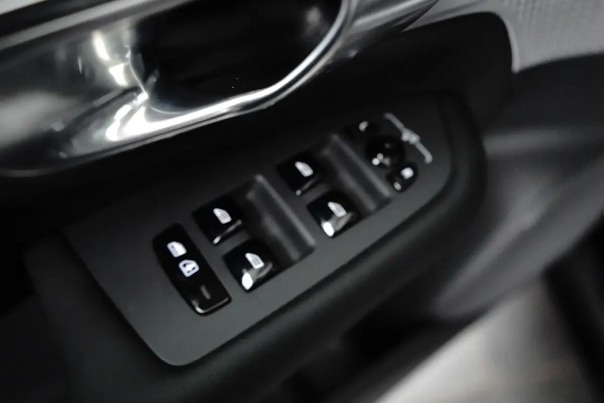 2.0 T8 Plug-in hybrid AWD Ultra Black Edition | Luchtvering | Bowers&Wilkins | Trekhaak | Massage/ventilatie | 22" Velgen
