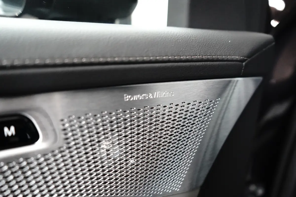 2.0 T8 Plug-in hybrid AWD Ultra Black Edition | Luchtvering | Bowers&Wilkins | Trekhaak | Massage/ventilatie | 22" Velgen