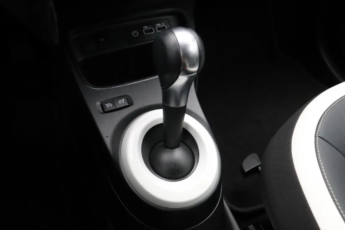 Z.E. R80 Techno | 89% SOH | Stoelverwarming | Navigatiesysteem | Apple Carplay Android Auto | Lichtmetalen velgen | Achteruitrijcamera |