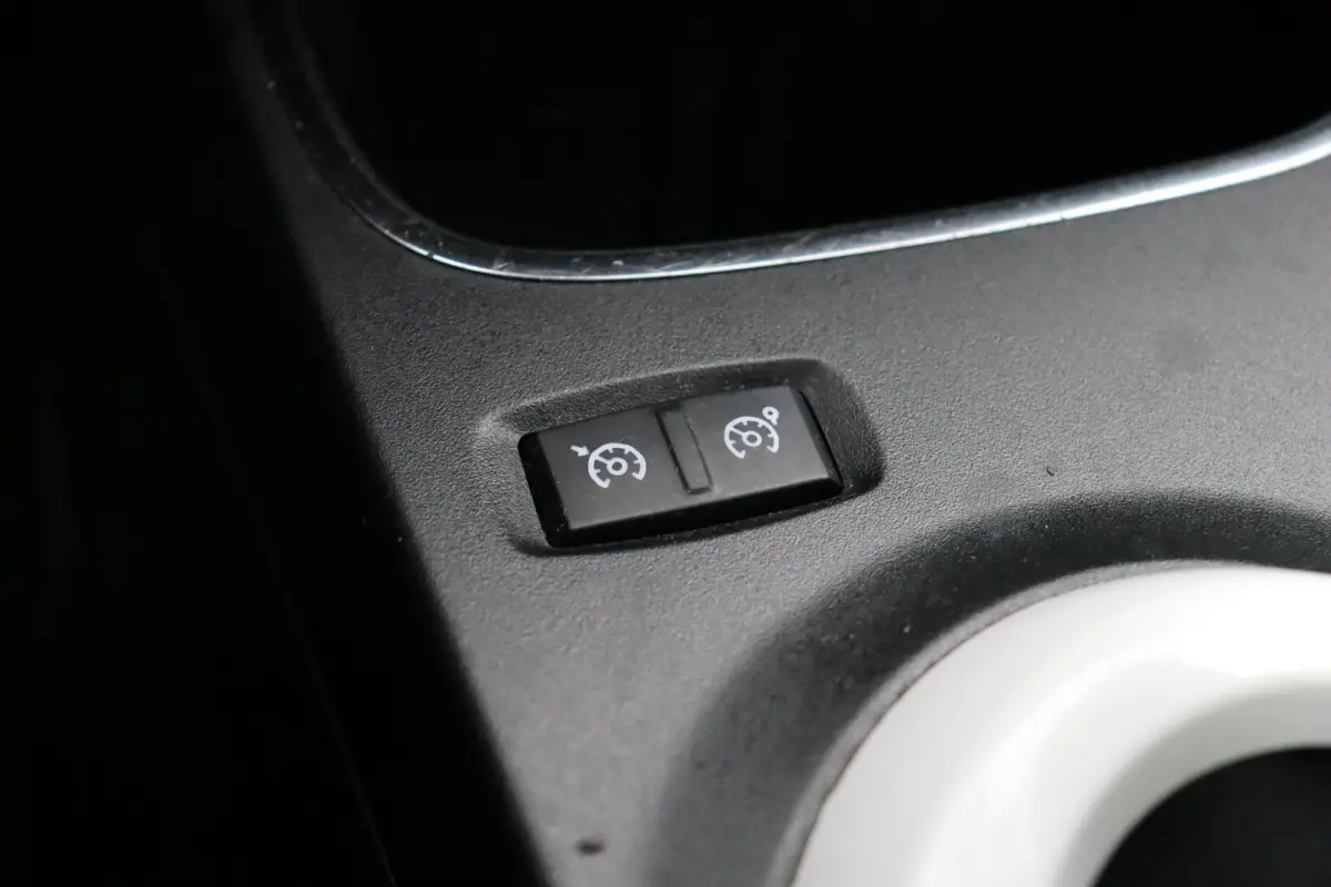 Z.E. R80 Techno | 89% SOH | Stoelverwarming | Navigatiesysteem | Apple Carplay Android Auto | Lichtmetalen velgen | Achteruitrijcamera |