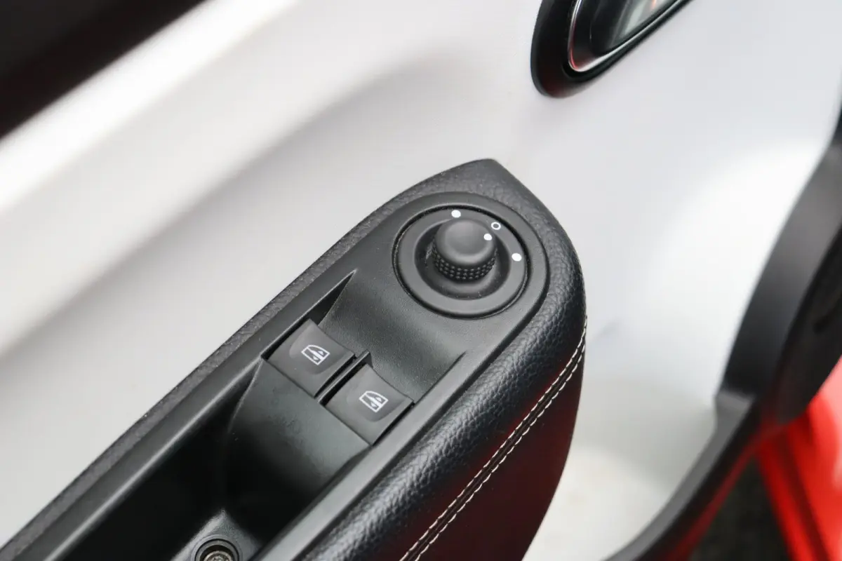 Z.E. R80 Techno | 89% SOH | Stoelverwarming | Navigatiesysteem | Apple Carplay Android Auto | Lichtmetalen velgen | Achteruitrijcamera |