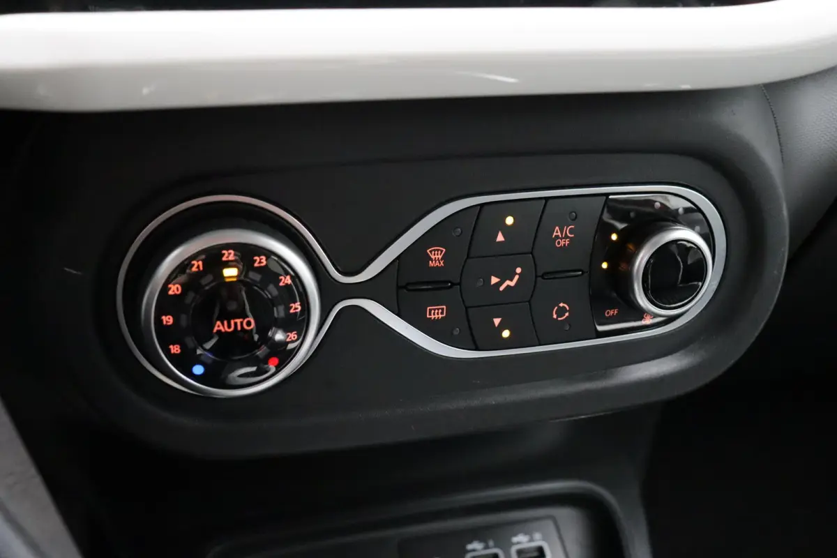Z.E. R80 Techno | 89% SOH | Stoelverwarming | Navigatiesysteem | Apple Carplay Android Auto | Lichtmetalen velgen | Achteruitrijcamera |