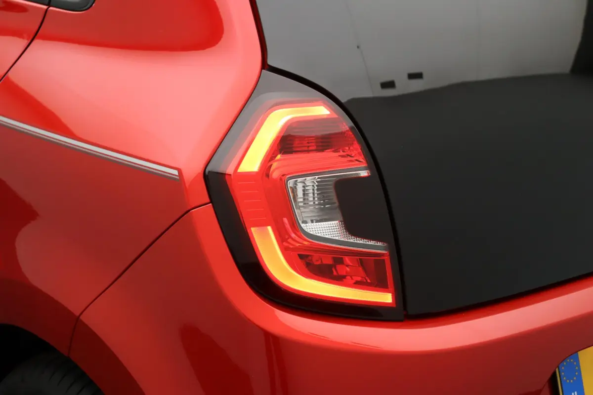 Z.E. R80 Techno | 89% SOH | Stoelverwarming | Navigatiesysteem | Apple Carplay Android Auto | Lichtmetalen velgen | Achteruitrijcamera |