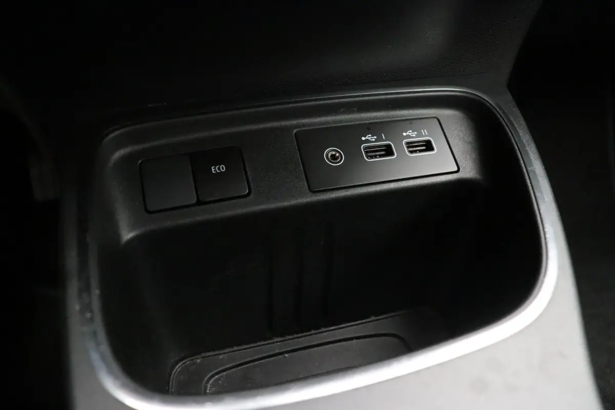 Z.E. R80 Techno | 89% SOH | Stoelverwarming | Navigatiesysteem | Apple Carplay Android Auto | Lichtmetalen velgen | Achteruitrijcamera |