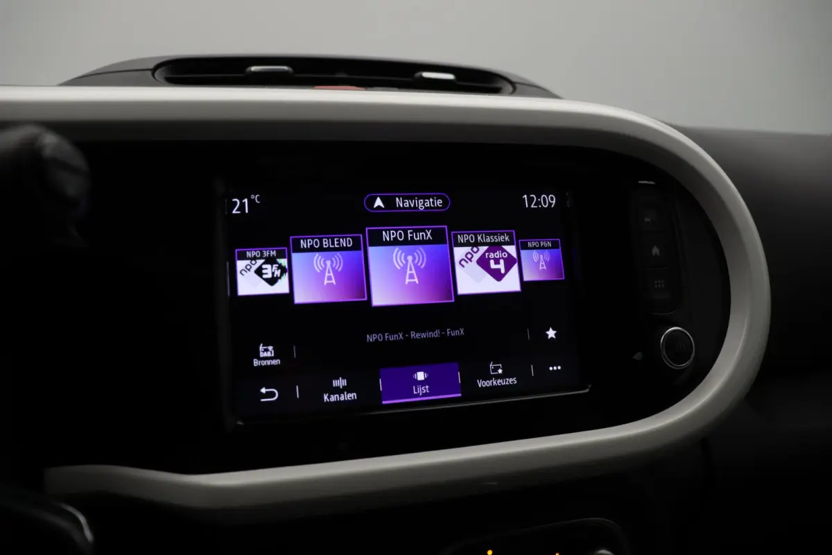 Z.E. R80 Techno | 89% SOH | Stoelverwarming | Navigatiesysteem | Apple Carplay Android Auto | Lichtmetalen velgen | Achteruitrijcamera |
