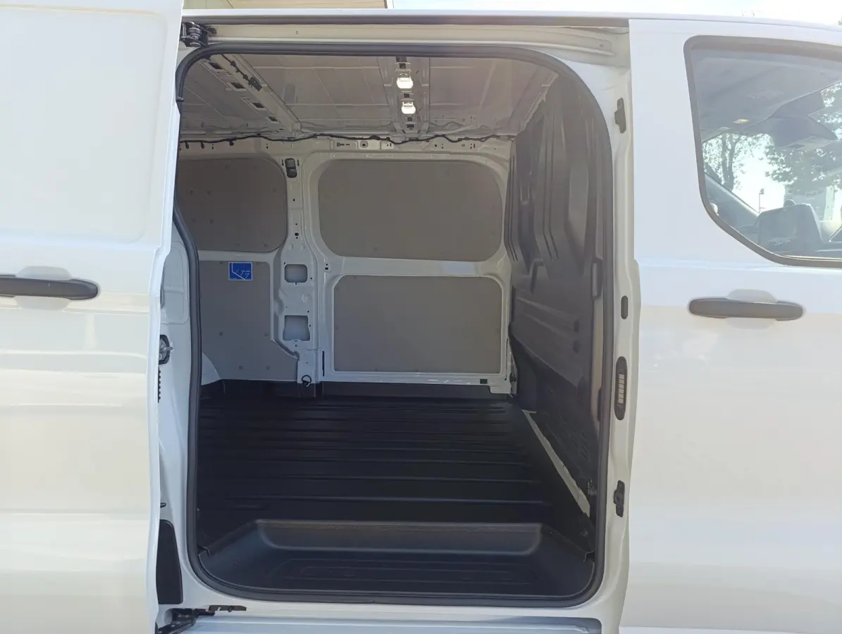 Cust. 340 L2H1 Trend 71 kWh | VOORRAAD! | Vehicle Integration System | LED Laadruimteverlichting | Laadvloerbescherming | Bekleding zijwand en achterdeuren