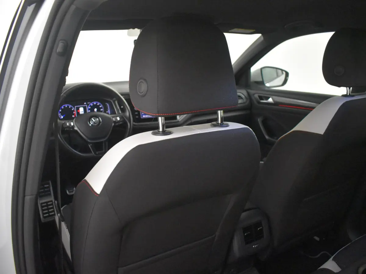 1.5 TSI Sport l LED l Climate contr | Cruise contr adapt | Rode Remklauwen l Apple carplay Android auto  l Parkeersensoren voor en achter l 18" l
