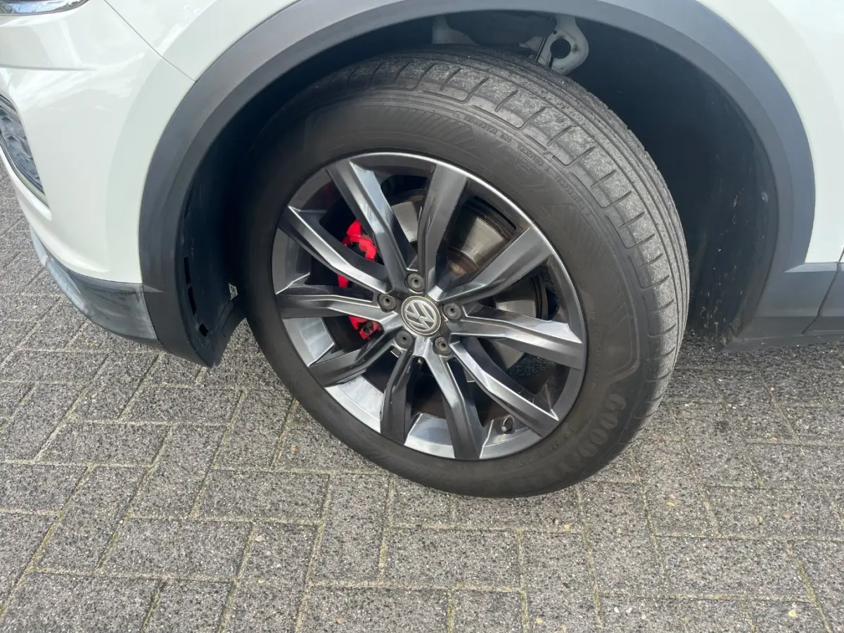 1.5 TSI Sport l LED l Rode Remklauwen l Navigatie l App Connect l Parkeersensoren voor en achter l 18" l