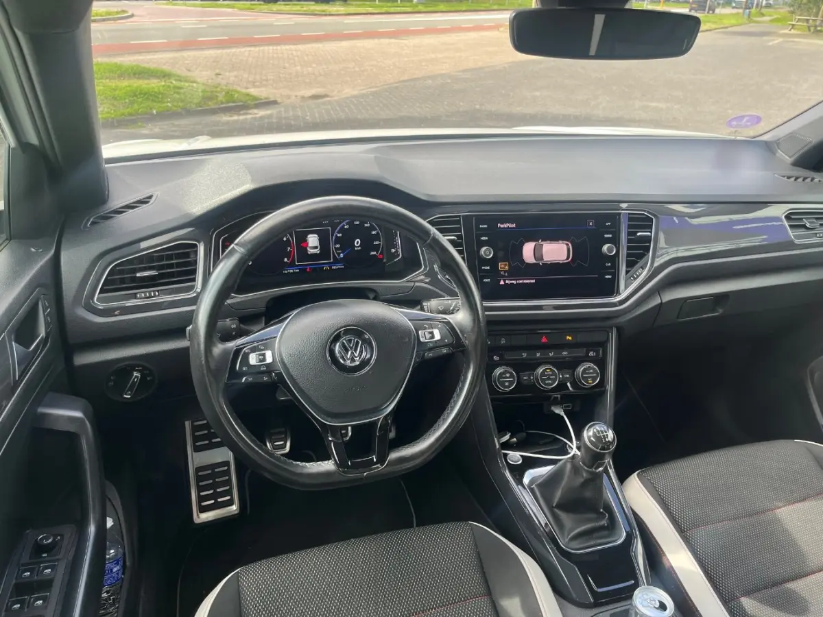 1.5 TSI Sport l LED l Rode Remklauwen l Navigatie l App Connect l Parkeersensoren voor en achter l 18" l