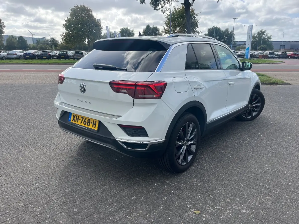 1.5 TSI Sport l LED l Rode Remklauwen l Navigatie l App Connect l Parkeersensoren voor en achter l 18" l