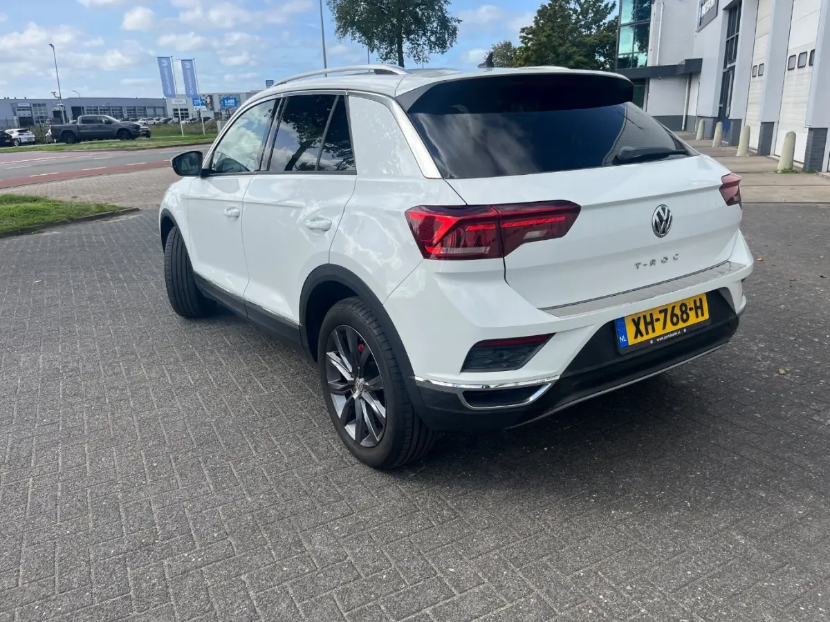 1.5 TSI Sport l LED l Rode Remklauwen l Navigatie l App Connect l Parkeersensoren voor en achter l 18" l