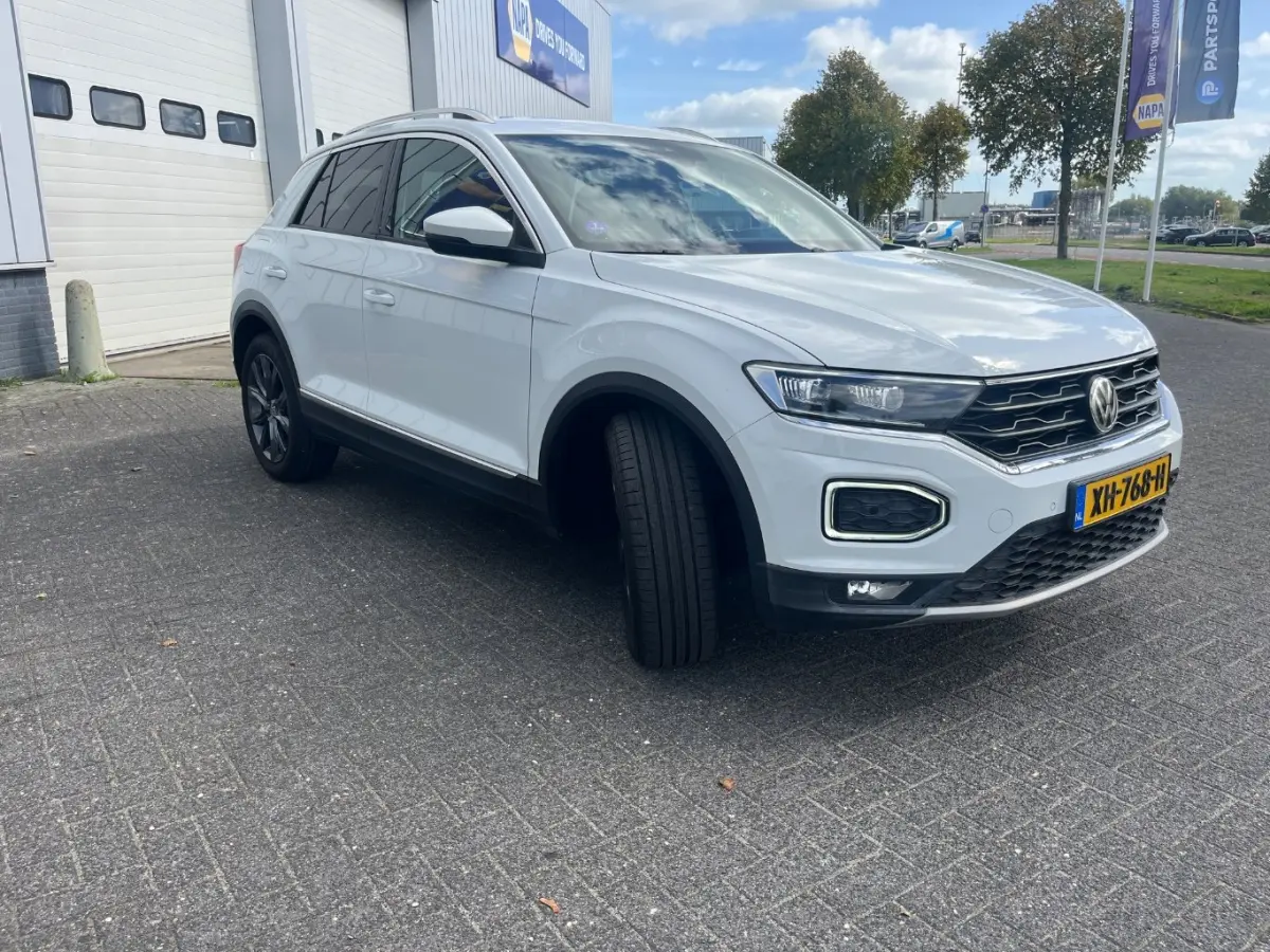 1.5 TSI Sport l LED l Rode Remklauwen l Navigatie l App Connect l Parkeersensoren voor en achter l 18" l