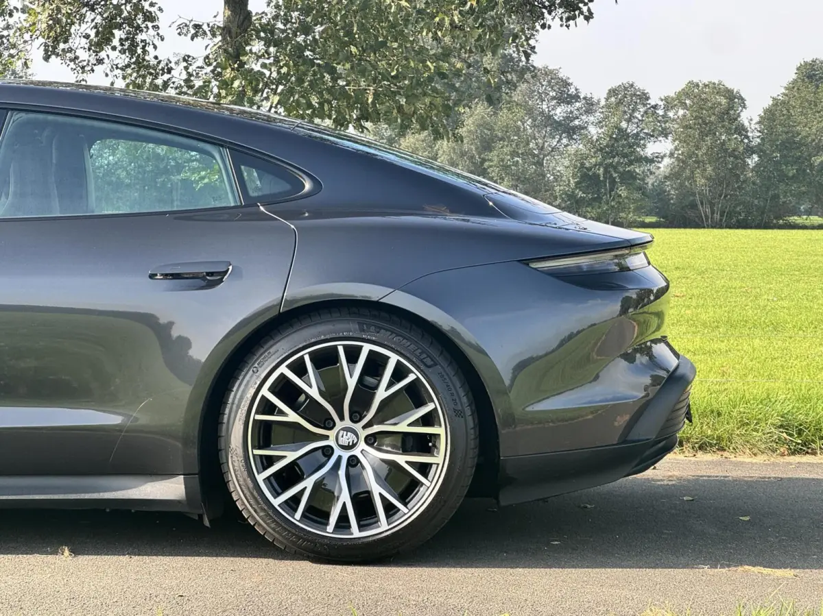 |Performance Battery Plus 93 kW|SOH 95%|Sport Chrono|Pano|Luchtvering|BOSE|HUD|Stoelventilatie|NL-auto