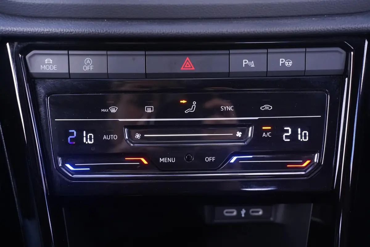 1.5 TSI R-Line Apple Carplay Panoramadak Privacy Glass LMV "18" Digital Display LED
