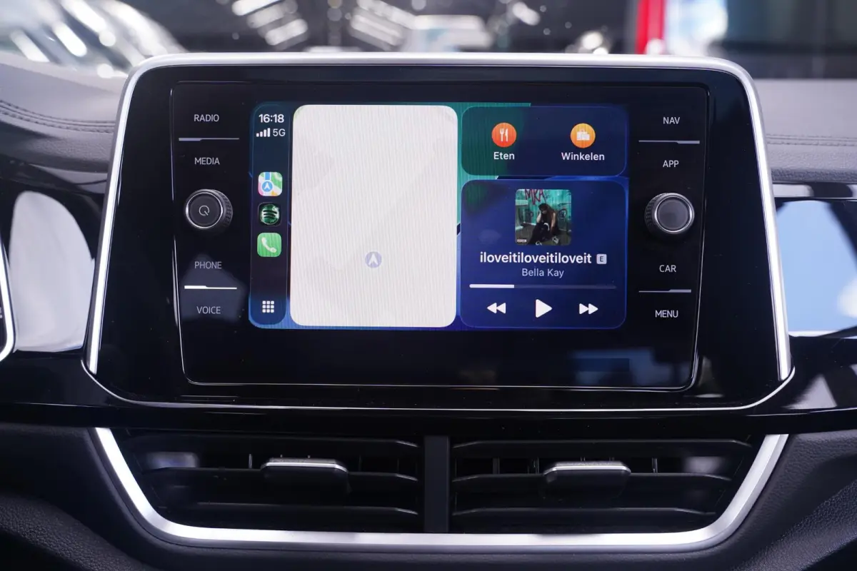 1.5 TSI R-Line Apple Carplay Panoramadak Privacy Glass LMV "18" Digital Display LED