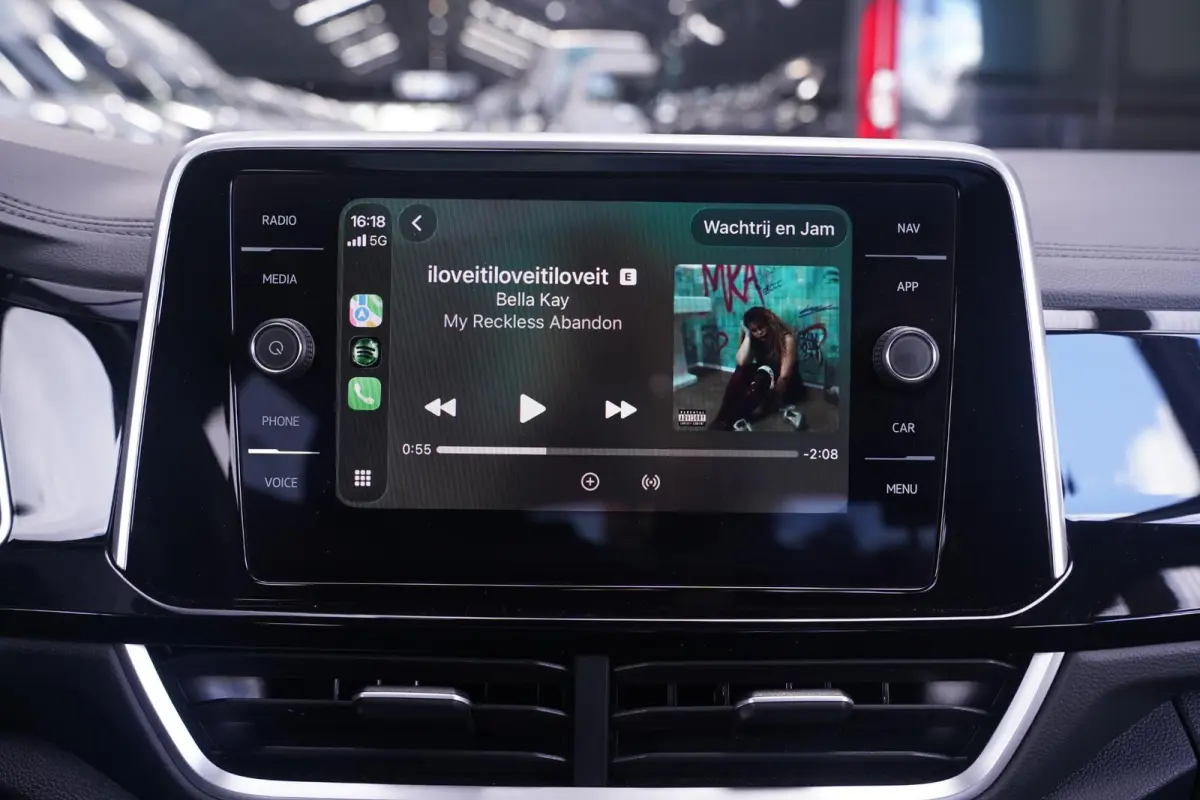 1.5 TSI R-Line Apple Carplay Panoramadak Privacy Glass LMV "18" Digital Display LED