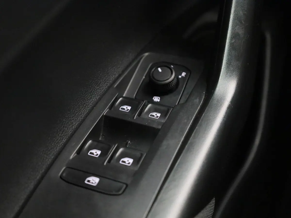 1.0 TSI Life | NAVIGATIE | DIGITAAL DASHBOARD | AIRCO | LMV | PARKEERSENSOREN | APPLE CARPLAY / ANDROID AUTO |