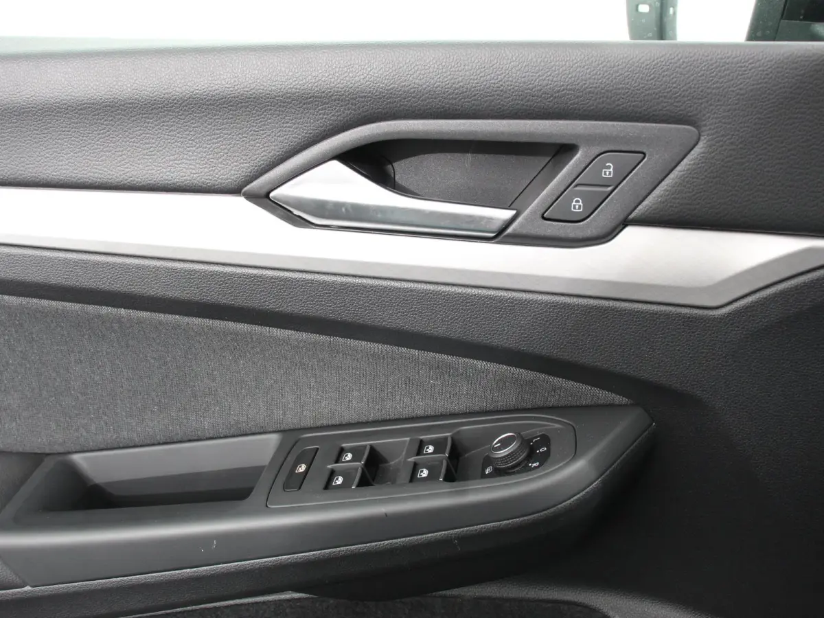 1.0 TSI 110pk Life Digitale Cockpit  Sfeerverlichting Cruise Control Climate Control Parkeer sensoren Navigatie Apple Carplay/Android Auto  Keyless start