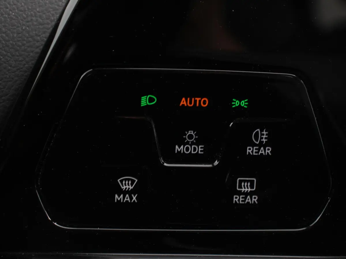 1.0 TSI 110pk Life Digitale Cockpit  Sfeerverlichting Cruise Control Climate Control Parkeer sensoren Navigatie Apple Carplay/Android Auto  Keyless start