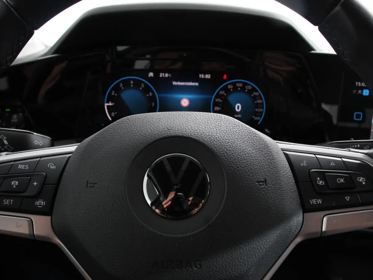 1.0 TSI 110pk Life Digitale Cockpit  Sfeerverlichting Cruise Control Climate Control Parkeer sensoren Navigatie Apple Carplay/Android Auto  Keyless start