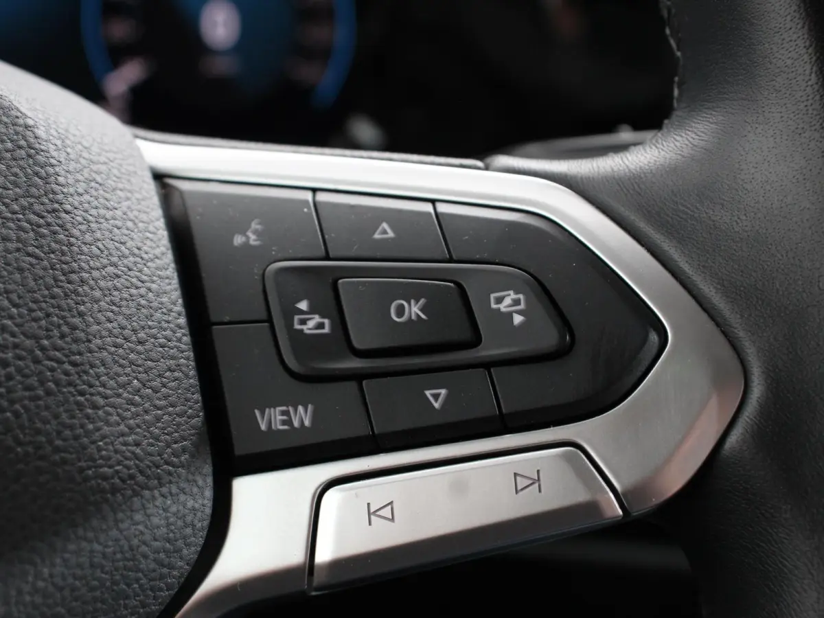 1.0 TSI 110pk Life Digitale Cockpit  Sfeerverlichting Cruise Control Climate Control Parkeer sensoren Navigatie Apple Carplay/Android Auto  Keyless start