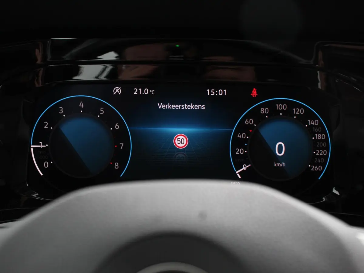 1.0 TSI 110pk Life Digitale Cockpit  Sfeerverlichting Cruise Control Climate Control Parkeer sensoren Navigatie Apple Carplay/Android Auto  Keyless start