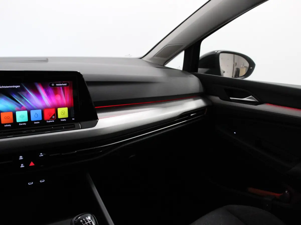1.0 TSI 110pk Life Digitale Cockpit  Sfeerverlichting Cruise Control Climate Control Parkeer sensoren Navigatie Apple Carplay/Android Auto  Keyless start
