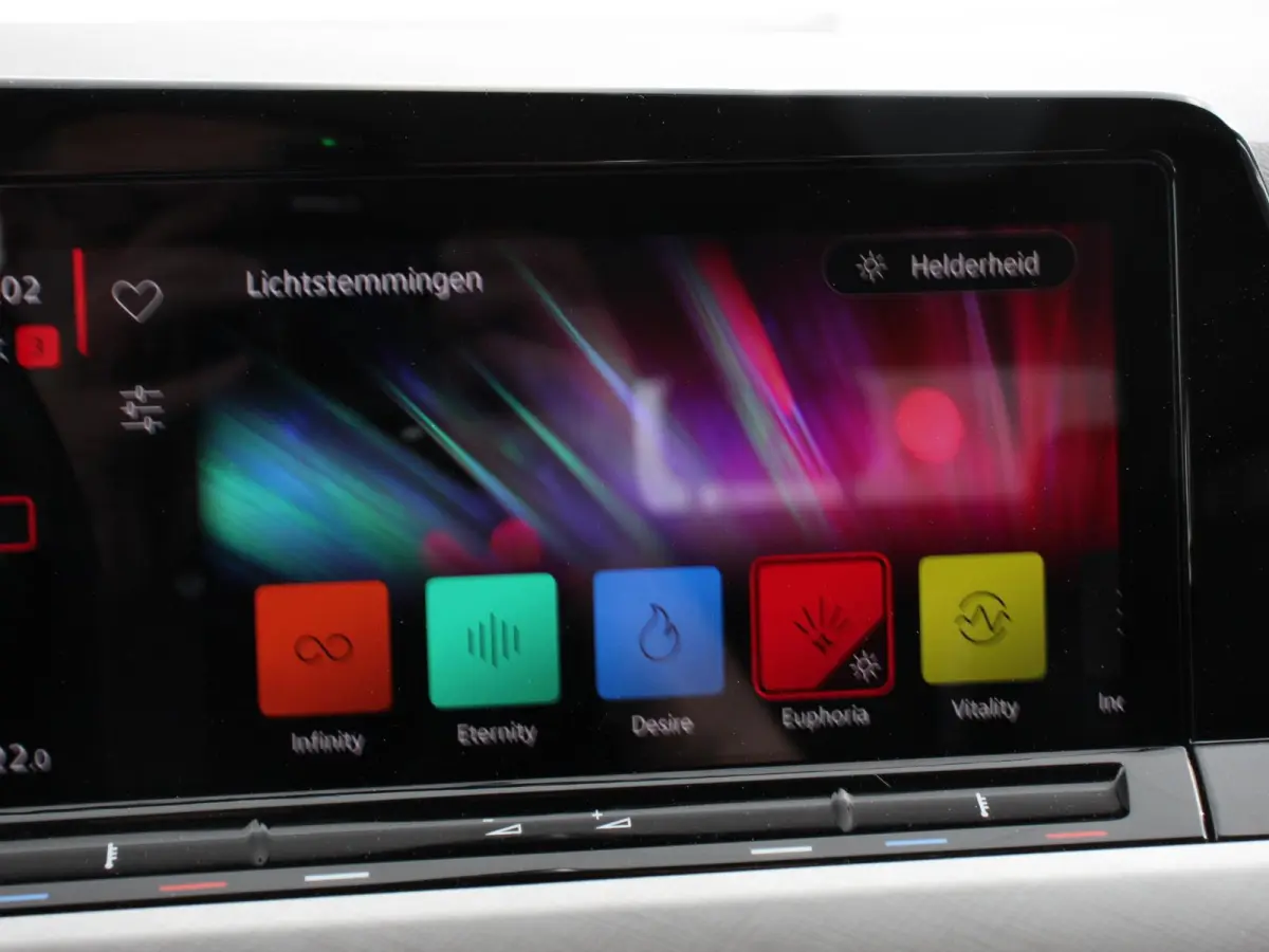 1.0 TSI 110pk Life Digitale Cockpit  Sfeerverlichting Cruise Control Climate Control Parkeer sensoren Navigatie Apple Carplay/Android Auto  Keyless start