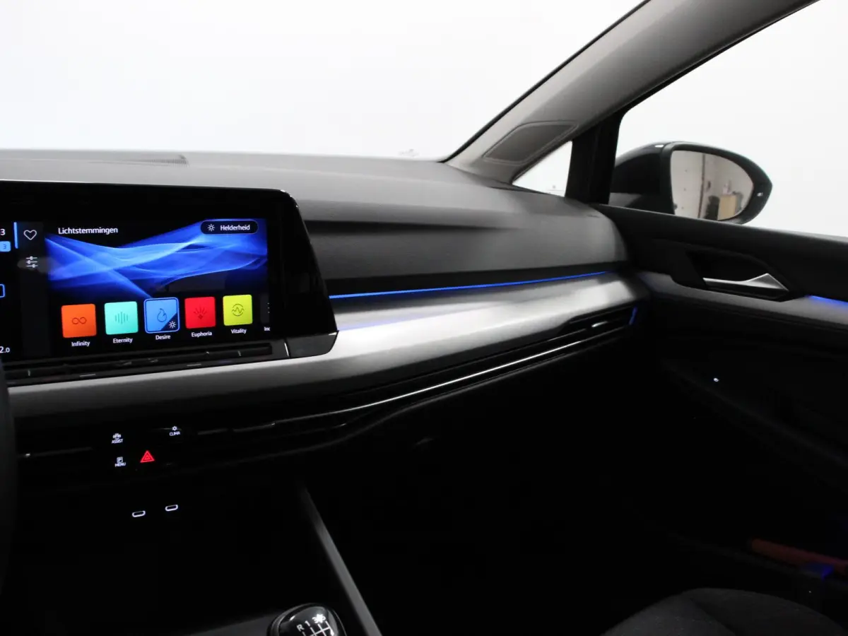 1.0 TSI 110pk Life Digitale Cockpit  Sfeerverlichting Cruise Control Climate Control Parkeer sensoren Navigatie Apple Carplay/Android Auto  Keyless start