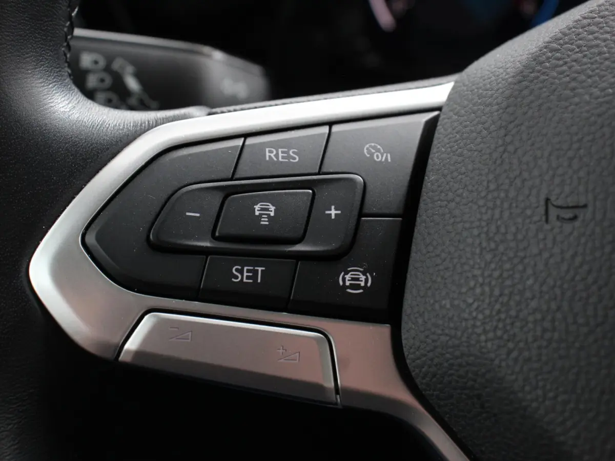1.0 TSI 110pk Life Digitale Cockpit  Sfeerverlichting Cruise Control Climate Control Parkeer sensoren Navigatie Apple Carplay/Android Auto  Keyless start
