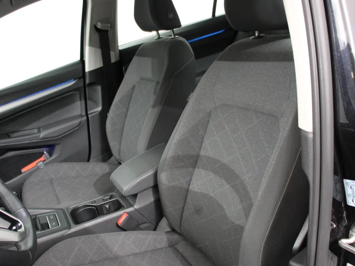 1.0 TSI 110pk Life Digitale Cockpit  Sfeerverlichting Cruise Control Climate Control Parkeer sensoren Navigatie Apple Carplay/Android Auto  Keyless start