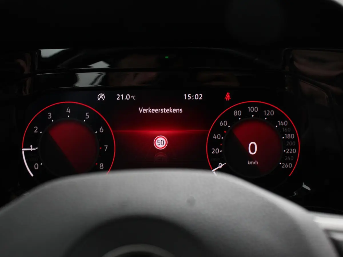 1.0 TSI 110pk Life Digitale Cockpit  Sfeerverlichting Cruise Control Climate Control Parkeer sensoren Navigatie Apple Carplay/Android Auto  Keyless start