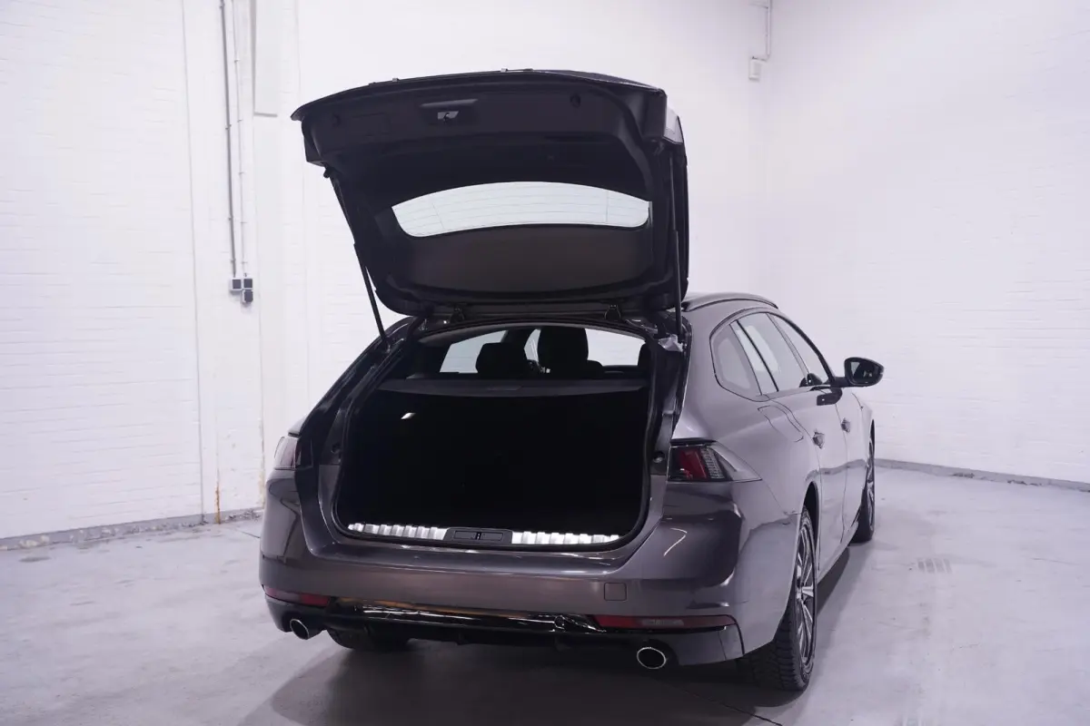 1.6 HYbrid Active Pack Business SOH 96% automaat Camera DAB-ontvangst Clima Cruise Navi PDC v+a Apple Carplay Led-verlichting Digi-cockpit 17"-lmv
