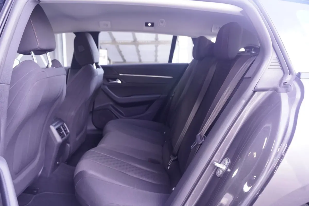 1.6 HYbrid Active Pack Business SOH 96% automaat Camera DAB-ontvangst Clima Cruise Navi PDC v+a Apple Carplay Led-verlichting Digi-cockpit 17"-lmv