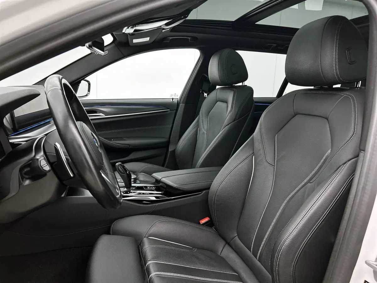 530e Business Edition Plus | PANORAMADAK | ACHTERUITRIJCAMERA | TREKHAAK | HARMAN KARDON | HEAD-UP | ELEKTRISCHE KOFFERKLEP | STOELVERWARMING | CLIMATE CONTROL | ADAPTIVE CRUISE CONTROL | AP