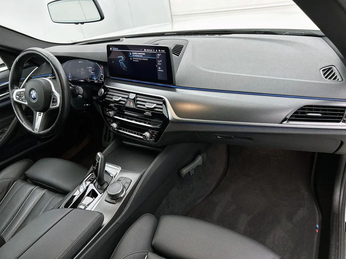 530e Business Edition Plus | PANORAMADAK | ACHTERUITRIJCAMERA | TREKHAAK | HARMAN KARDON | HEAD-UP | ELEKTRISCHE KOFFERKLEP | STOELVERWARMING | CLIMATE CONTROL | ADAPTIVE CRUISE CONTROL | AP