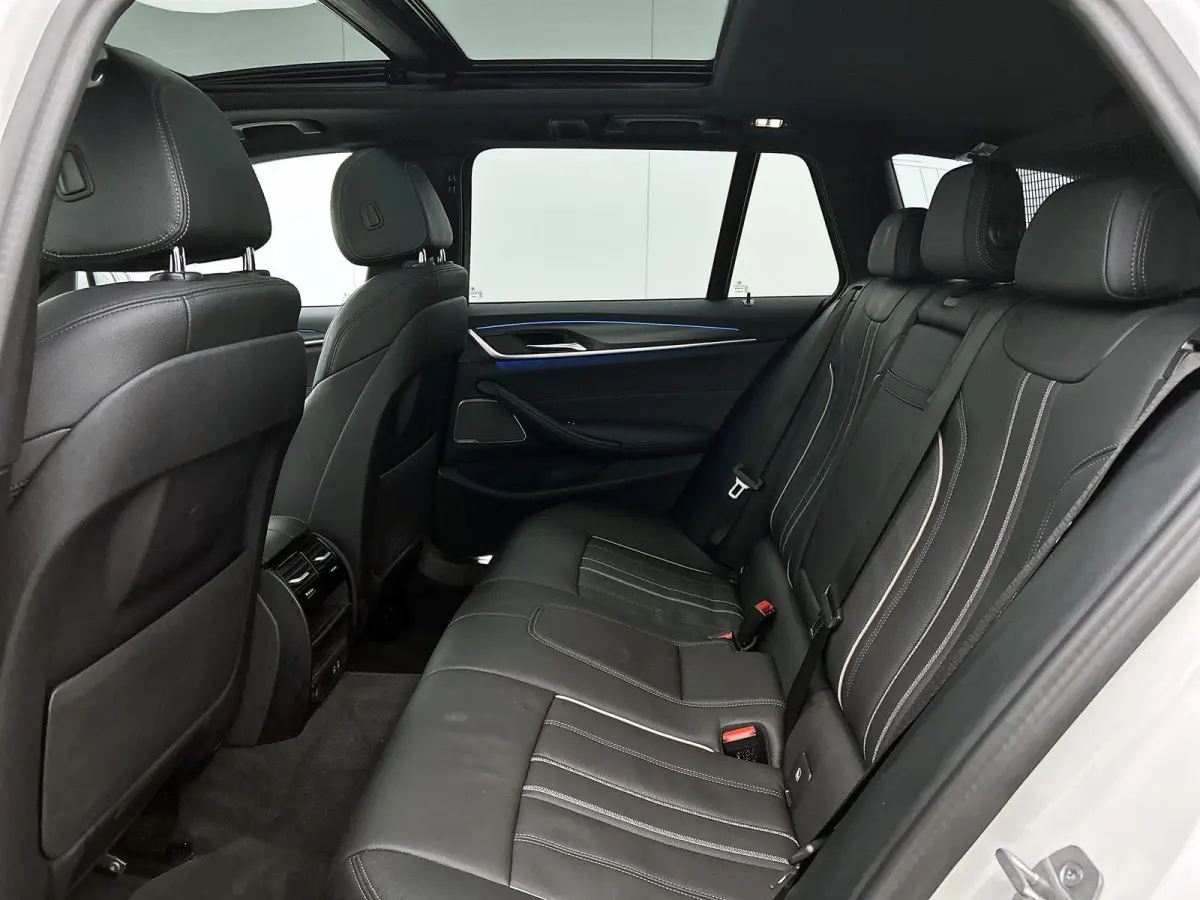 530e Business Edition Plus | PANORAMADAK | ACHTERUITRIJCAMERA | TREKHAAK | HARMAN KARDON | HEAD-UP | ELEKTRISCHE KOFFERKLEP | STOELVERWARMING | CLIMATE CONTROL | ADAPTIVE CRUISE CONTROL | AP