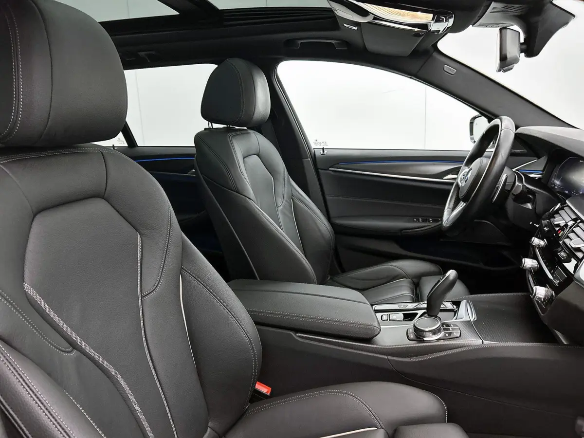 530e Business Edition Plus | PANORAMADAK | ACHTERUITRIJCAMERA | TREKHAAK | HARMAN KARDON | HEAD-UP | ELEKTRISCHE KOFFERKLEP | STOELVERWARMING | CLIMATE CONTROL | ADAPTIVE CRUISE CONTROL | AP
