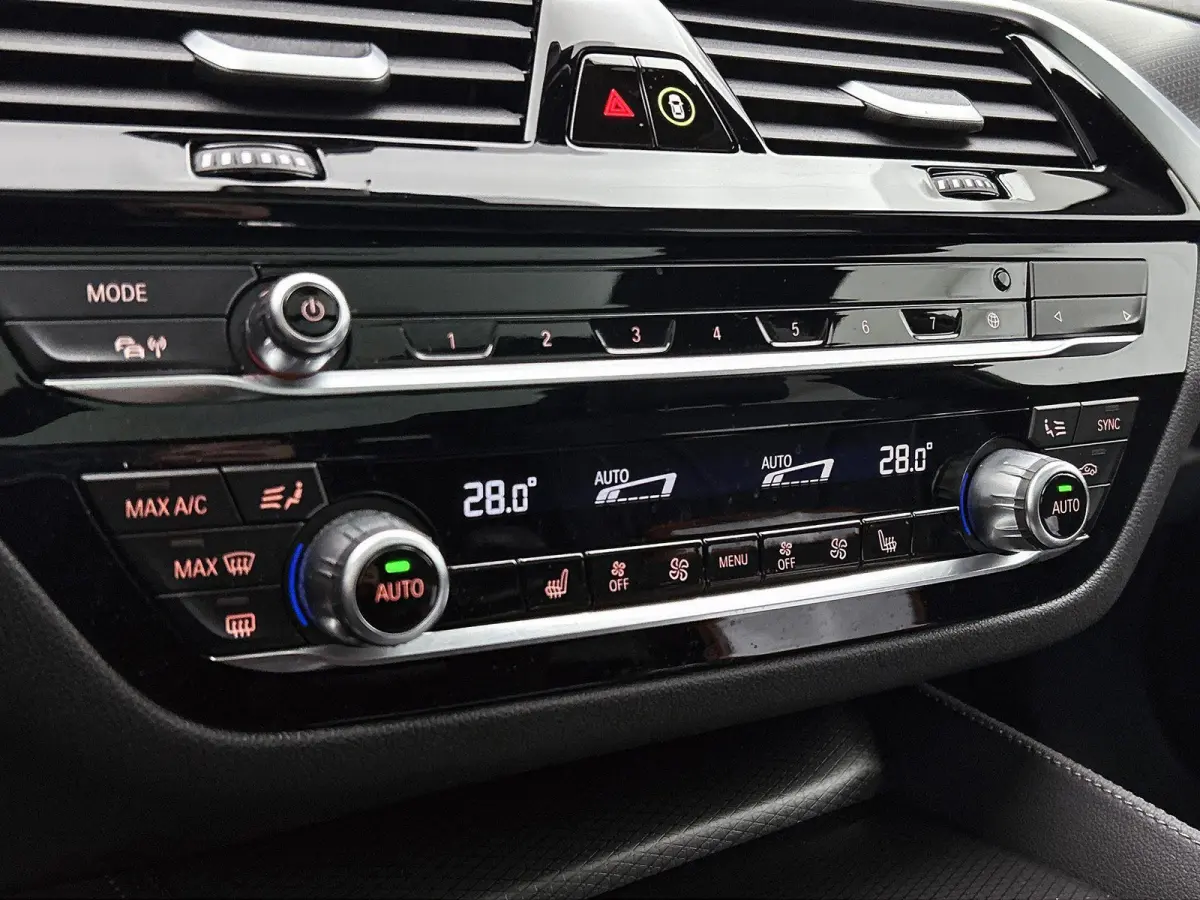 530e Business Edition Plus | PANORAMADAK | ACHTERUITRIJCAMERA | TREKHAAK | HARMAN KARDON | HEAD-UP | ELEKTRISCHE KOFFERKLEP | STOELVERWARMING | CLIMATE CONTROL | ADAPTIVE CRUISE CONTROL | AP