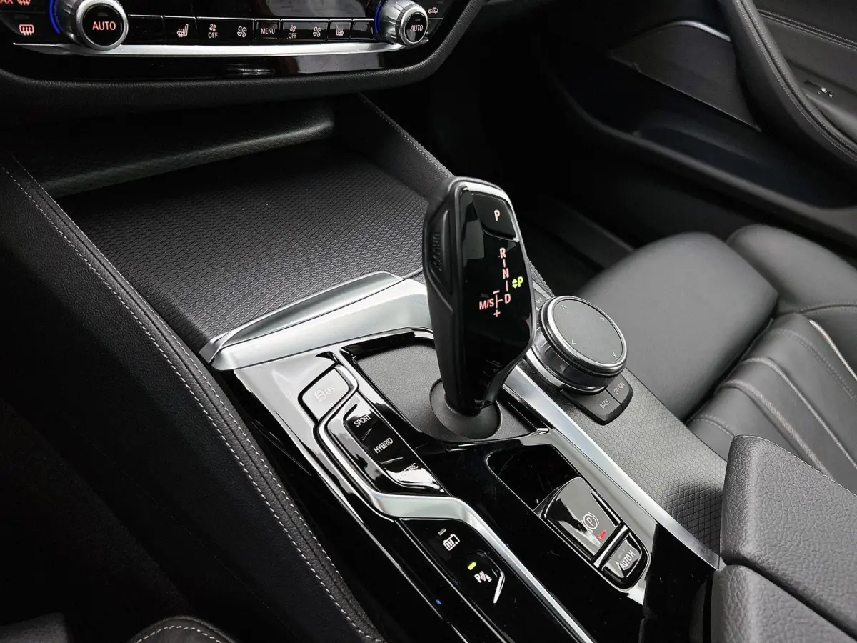 530e Business Edition Plus | PANORAMADAK | ACHTERUITRIJCAMERA | TREKHAAK | HARMAN KARDON | HEAD-UP | ELEKTRISCHE KOFFERKLEP | STOELVERWARMING | CLIMATE CONTROL | ADAPTIVE CRUISE CONTROL | AP