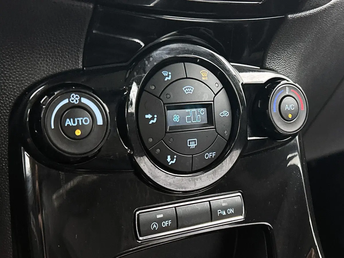 1.0 EcoBoost Titanium | WORDT VERWACHT | CLIMATE CONTROL | PARKEERSENSOREN | MULTIFUNCTIONEEL STUURWIEL |