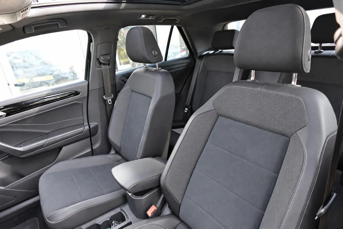 1.5 TSI R-Line PANO KEYLESS CAM