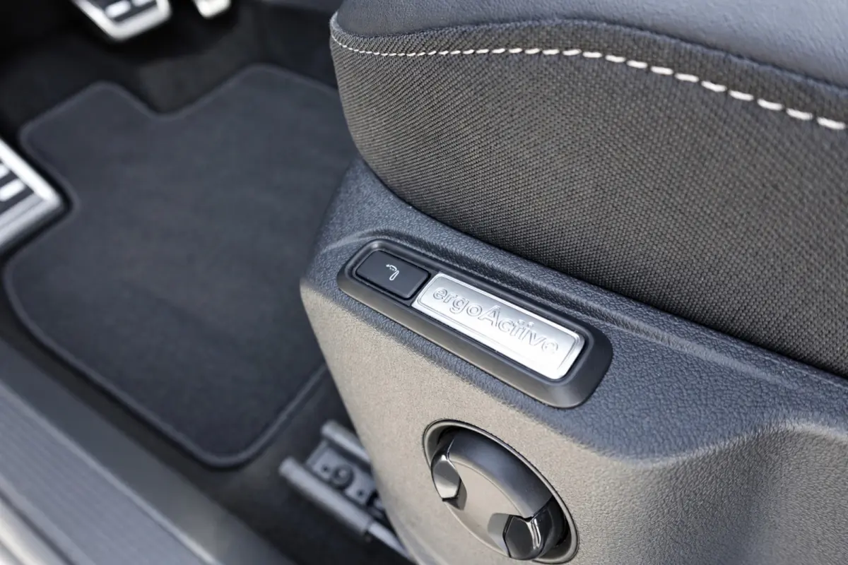1.5 TSI R-Line PANO KEYLESS CAM