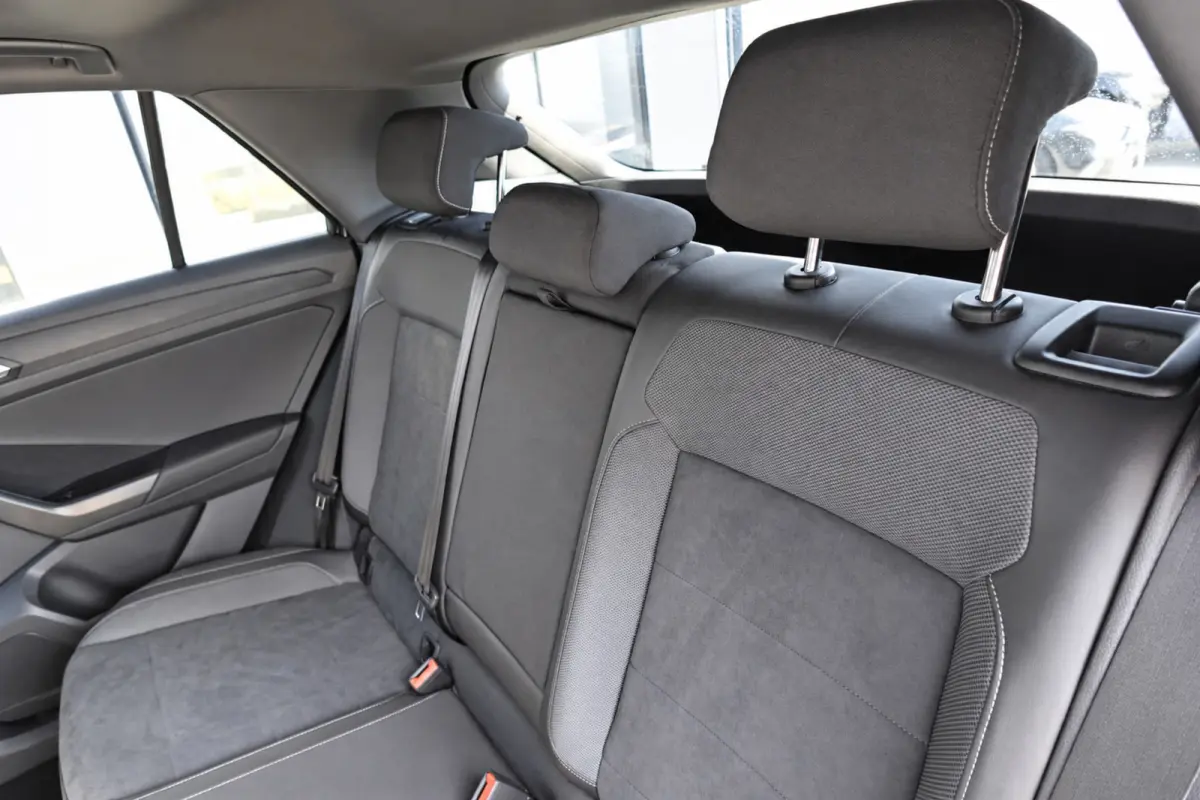 1.5 TSI R-Line PANO KEYLESS CAM