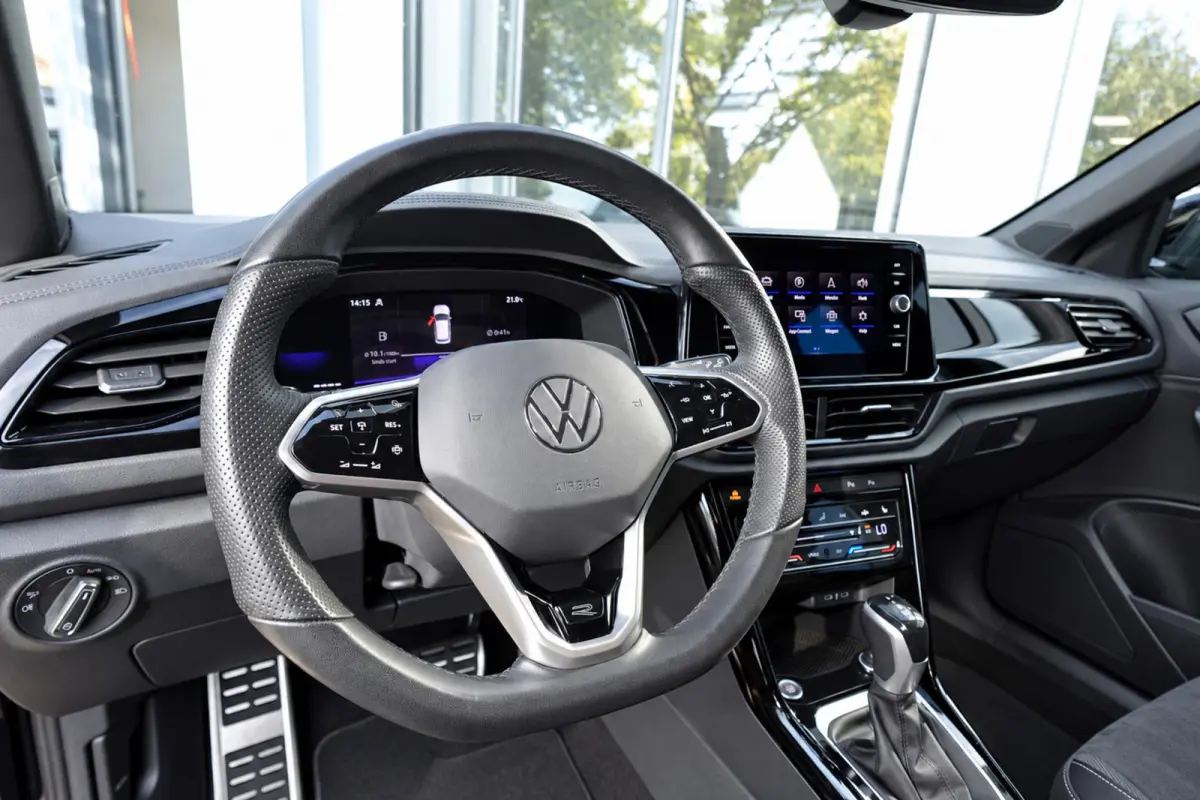 1.5 TSI R-Line PANO KEYLESS CAM