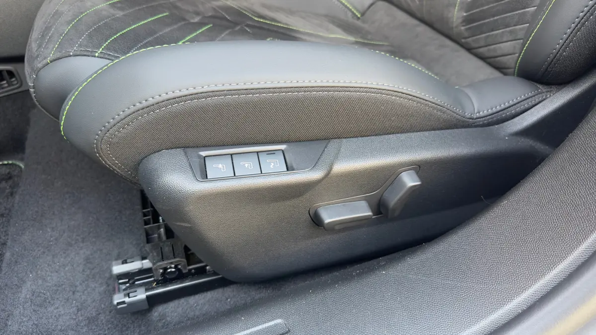 EV GT Avantage 54 kWh | Alcantara | Camera | Apple Carplay/Android Auto | Navigatie | Stoelverwarming | Adaptieve Cruise | | Achterbank in delen neerklapbaar | Achteruitrijcamera | Adaptieve
