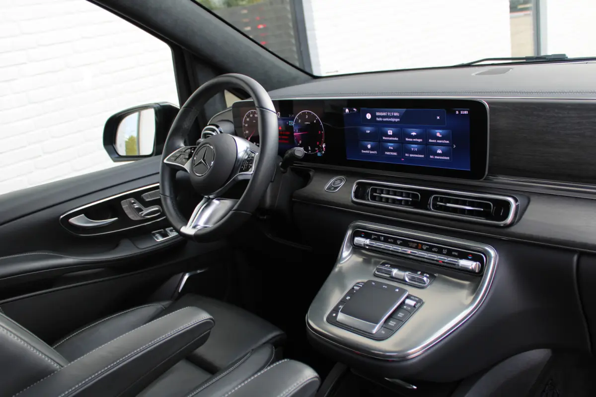 300d / AMG / Exclusive / DC / 4-matic / Luchtvering / Pano / Elec Stoelen / Burmester / Vol Opties / NIEUWSTAAT.