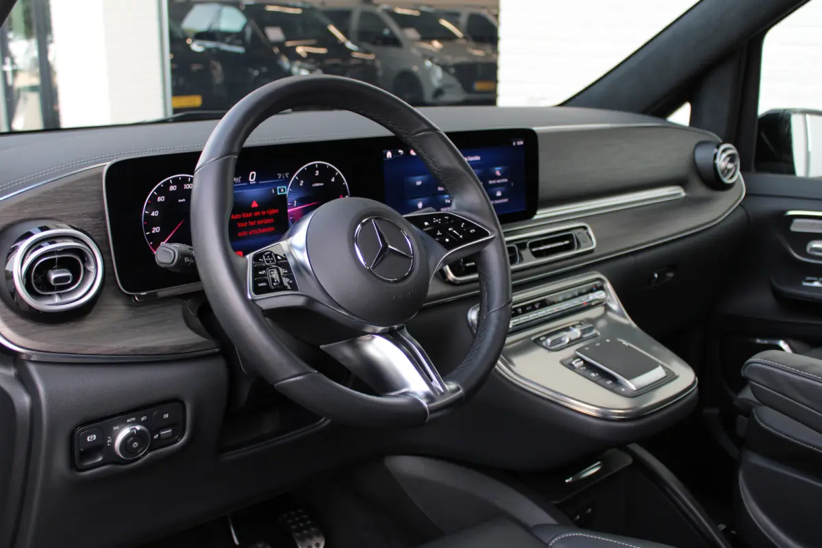 300d / AMG / Exclusive / DC / 4-matic / Luchtvering / Pano / Elec Stoelen / Burmester / Vol Opties / NIEUWSTAAT.