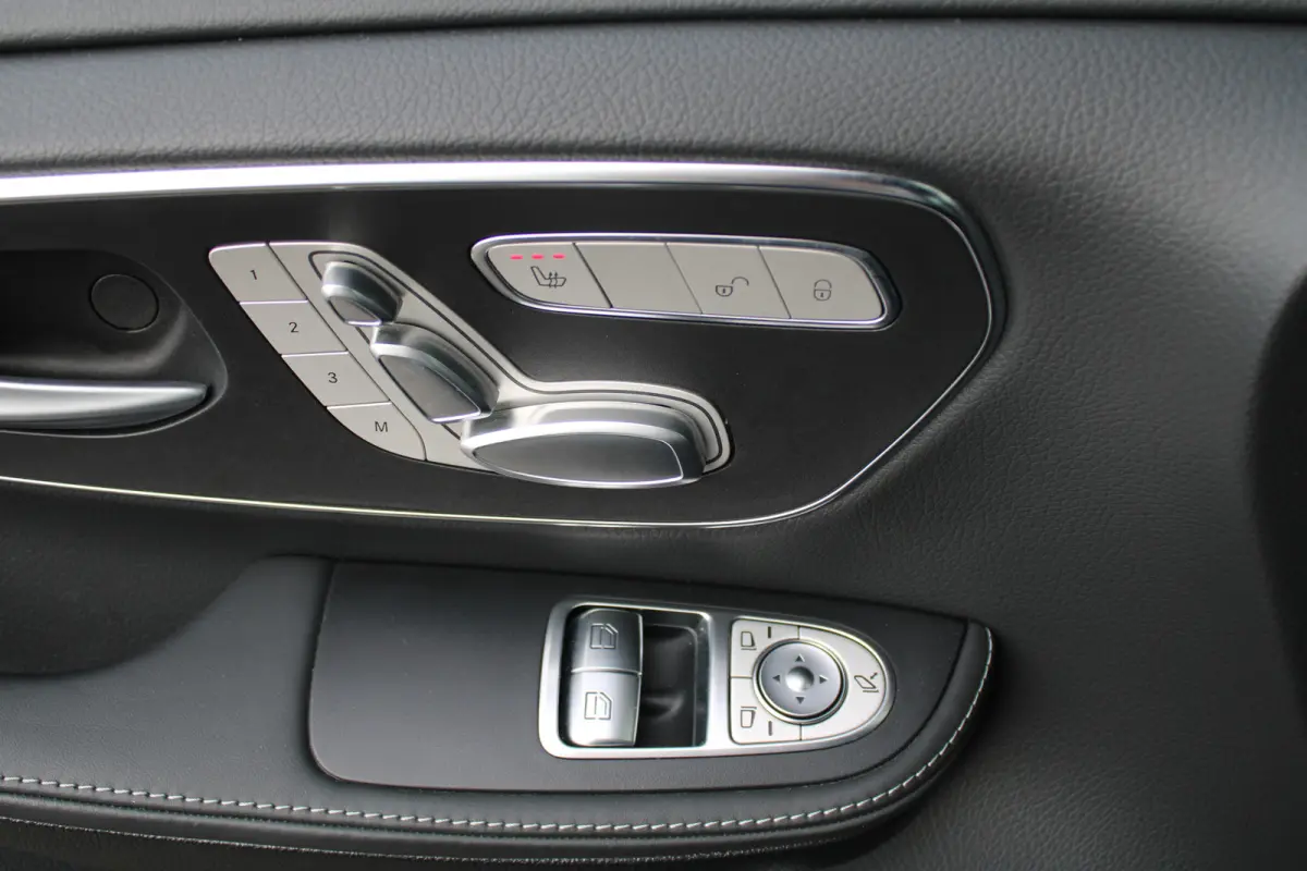 300d / AMG / Exclusive / DC / 4-matic / Luchtvering / Pano / Elec Stoelen / Burmester / Vol Opties / NIEUWSTAAT.